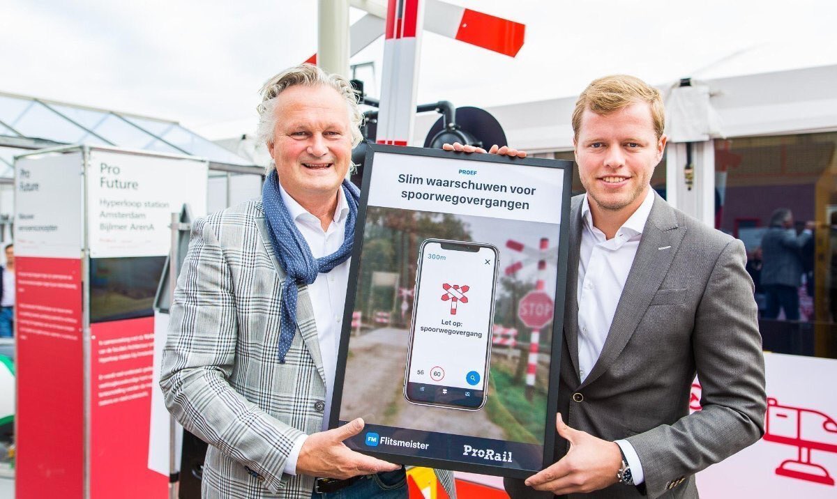Vandaag hebben Jorn de Vries van <a href="/Flitsmeister/">Flitsmeister</a> en Pier Eringa van ProRail een overeenkomst ondertekend voor een proef met spoorwegovergangen. Binnen de proef gaat Flitsmeister waarschuwen voor spoorwegovergangen en geven ze een extra waarschuwing wanneer er een trein nadert.