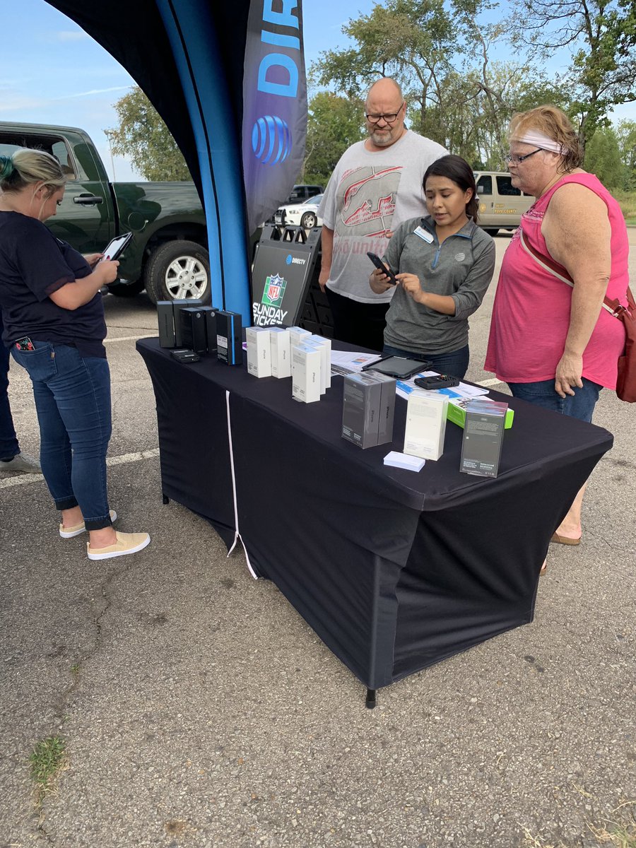 Josh_Holmes8's tweet image. Mayra helping a customer sign up for DTV NOW #MidStateProud #PaintTheCentralBlue #AROCKmobile @gregorytyler86 @JCollier33 @PaigeStuard @n_gaulden @ganineowens @TeamRussvegas