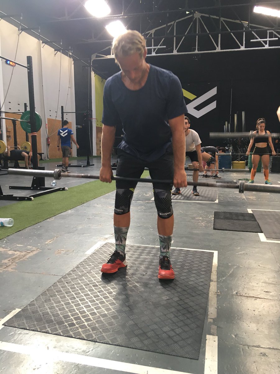 Salva_Compex's tweet photo. Los atletas de Full Crossfit La Patacona testando las Compex Knee Sleeve 5mm en la clase de halterofilia! #CompexTestTour https://t.co/q9NsA1eykv