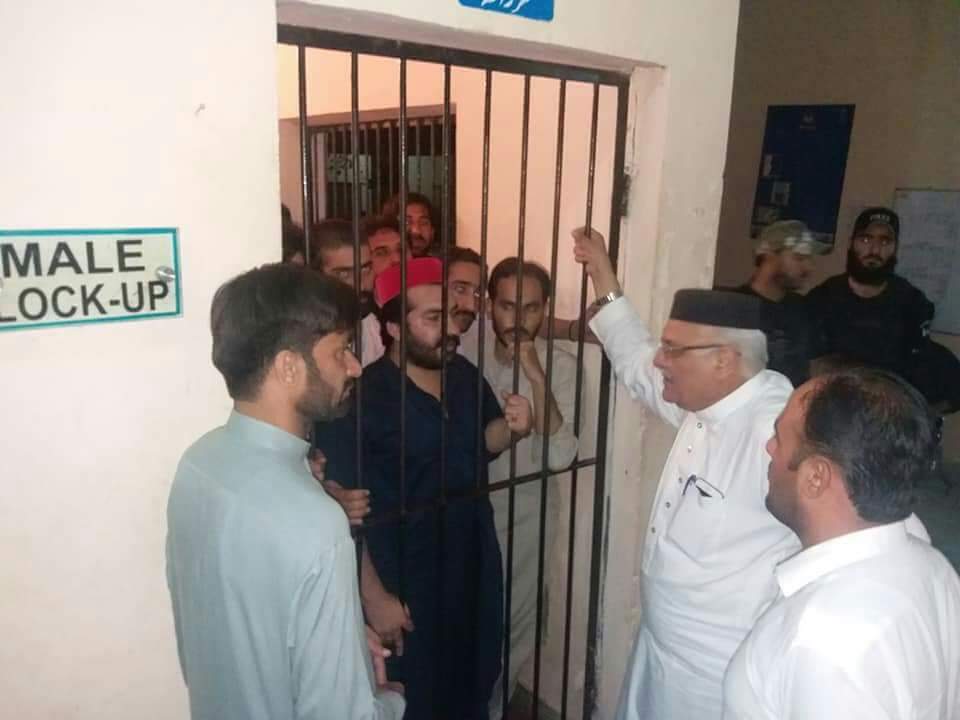 Abid_isapzai's tweet photo. متحده طلبا محاذ پشاور یونیورسٹی کے رہنماؤں سے تاتارا پولیس سٹیشن میں اے این پی کے مرکزی جنرل سیکرٹری میاں افتخار کی ملاقات.
میاں افتحار حسین ته سور سلام
@a_siab
@MianIftikharHus https://t.co/nXsPtxLRAu
