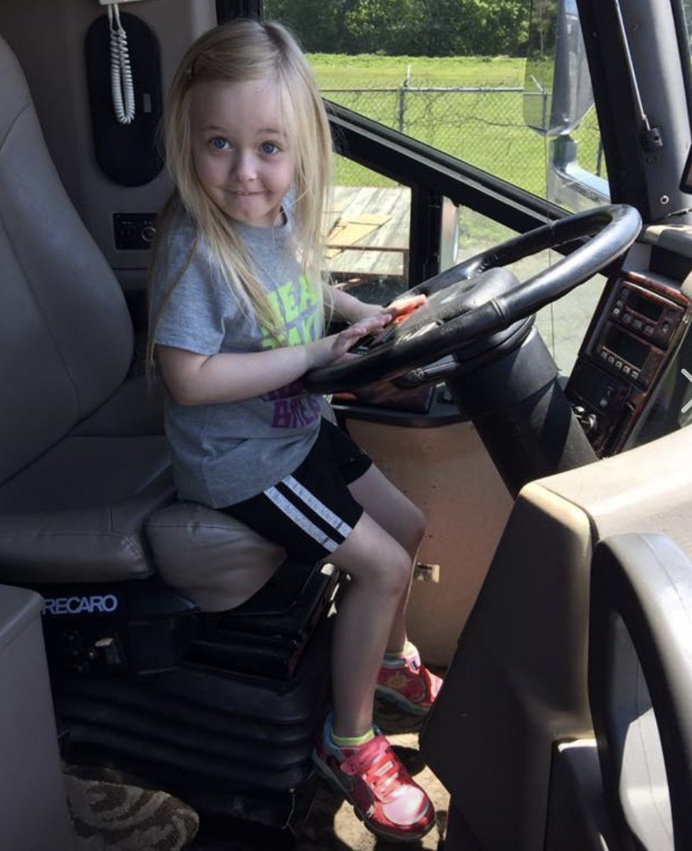 TimElliotLive's tweet image. That face baby girl makes when she discovers air horns on daddy's bus !! 😂😂😂