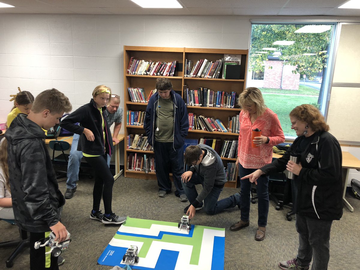 BevProdzinski's tweet photo. Thursday mornings at ZMMS/HS. LEGO Robotics with IBM and teacher volunteers #STEMeducation https://t.co/ySwujDBrRG