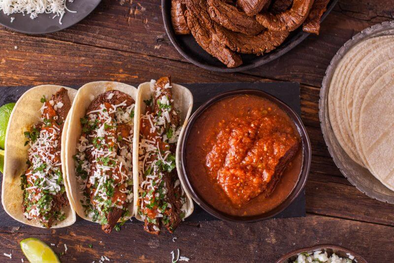 USDAFoodSafety's tweet photo. Happy #TacoDay! Chicken, beef, and pork– the options are endless! Unfortunately time left at room temperature is not. Remember the 2 hour rule while eating your tacos today. This includes toppings like cheese &amp; salsa, too! https://t.co/gBUJhzQqXl