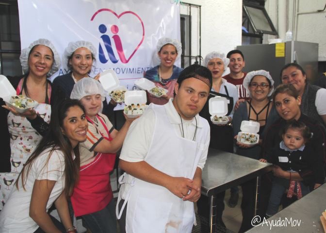 AyudaMov's tweet photo. La primera master class fue todo un éxito. Gracias Integracion Down IAP por creer en el proyecto. 
Los chefs Gloria y Nelson dieron una clase de #sushi una gran experiencia para TODOS. #YoSoyAyuda #CocinandoConCausa #ChefDown #IntegracionDown #MasterClass https://t.co/4l2dMAayiO