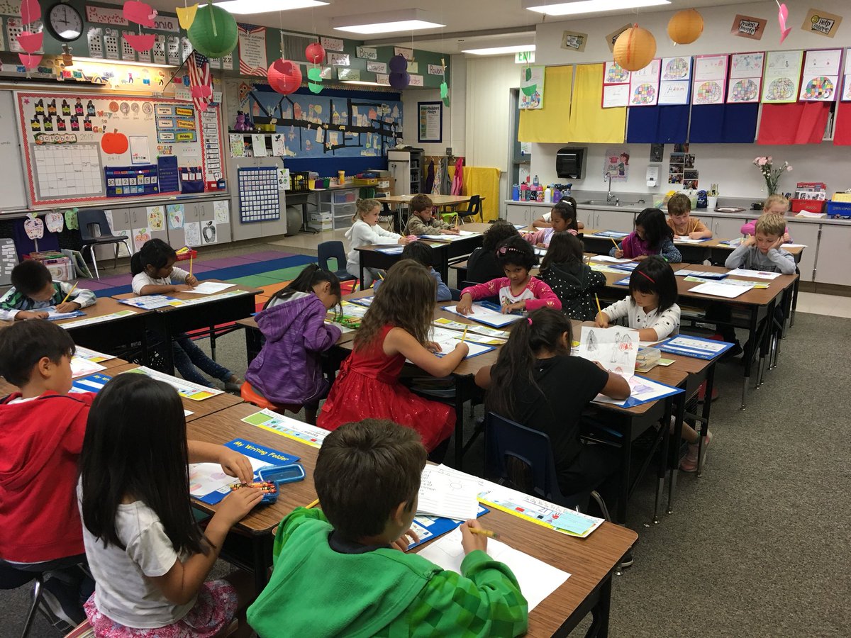 MrsSobers's tweet photo. Authors working hard on their small moment narratives! @LucyCalkins #osterpride #usdlearn @MrsKaneko https://t.co/5jy3FycpRV