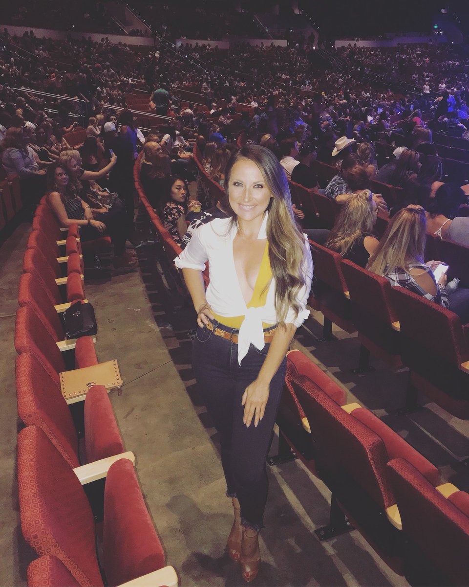 #TBT Take me back to #TheLongWayTour!! ❤️✨ <a href="/bretteldredge/">Brett Eldredge</a> #LoveSomeone 💕