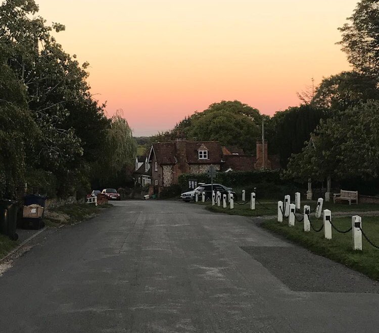 This is the top of the final hill of the #friethhilly but at the bottom is the brilliant <a href="/YewTreeFrieth/">Yew Tree Frieth</a>; the perfect place for your post race lunch; still taking bookings. As we we until 8pm on Friday - eventrac.co.uk/listed-races/f…. Entries will then be available on the day 👌🏻