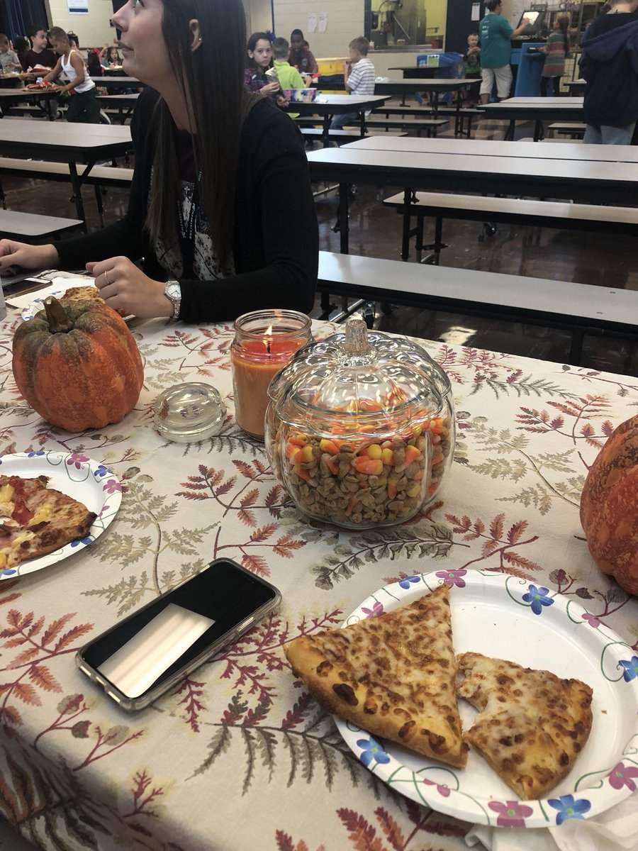 ashleethom1's tweet photo. Family style dinner with our kiddos! #PVK8 #pizza #candles https://t.co/mMvWFbKLHS