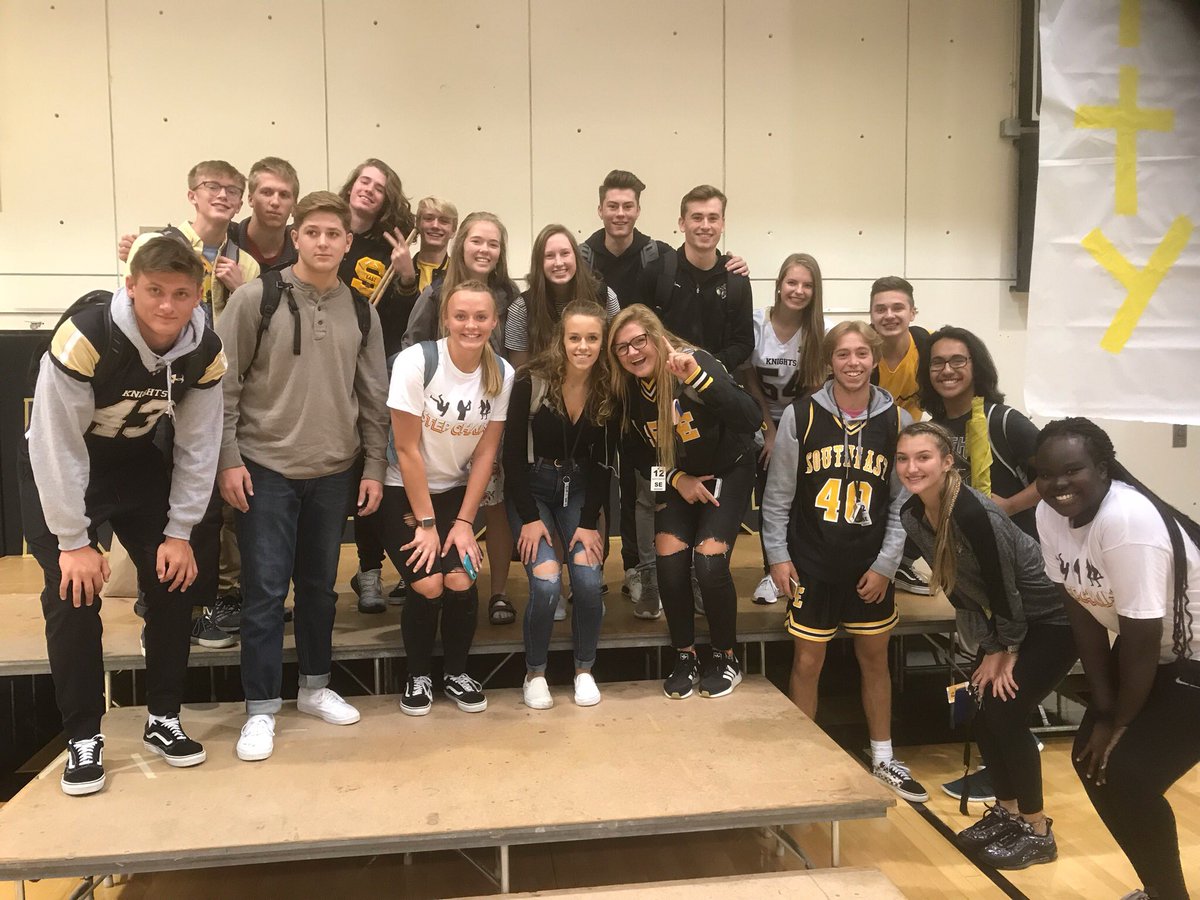 PoundMiddle's tweet photo. When folks at @lsehs ask “Who went to Pound and wants to be in a picture to send over there?” they draw a pretty great crowd! ❤️ these kids!! #4EverASquire https://t.co/MoI3dBiqer