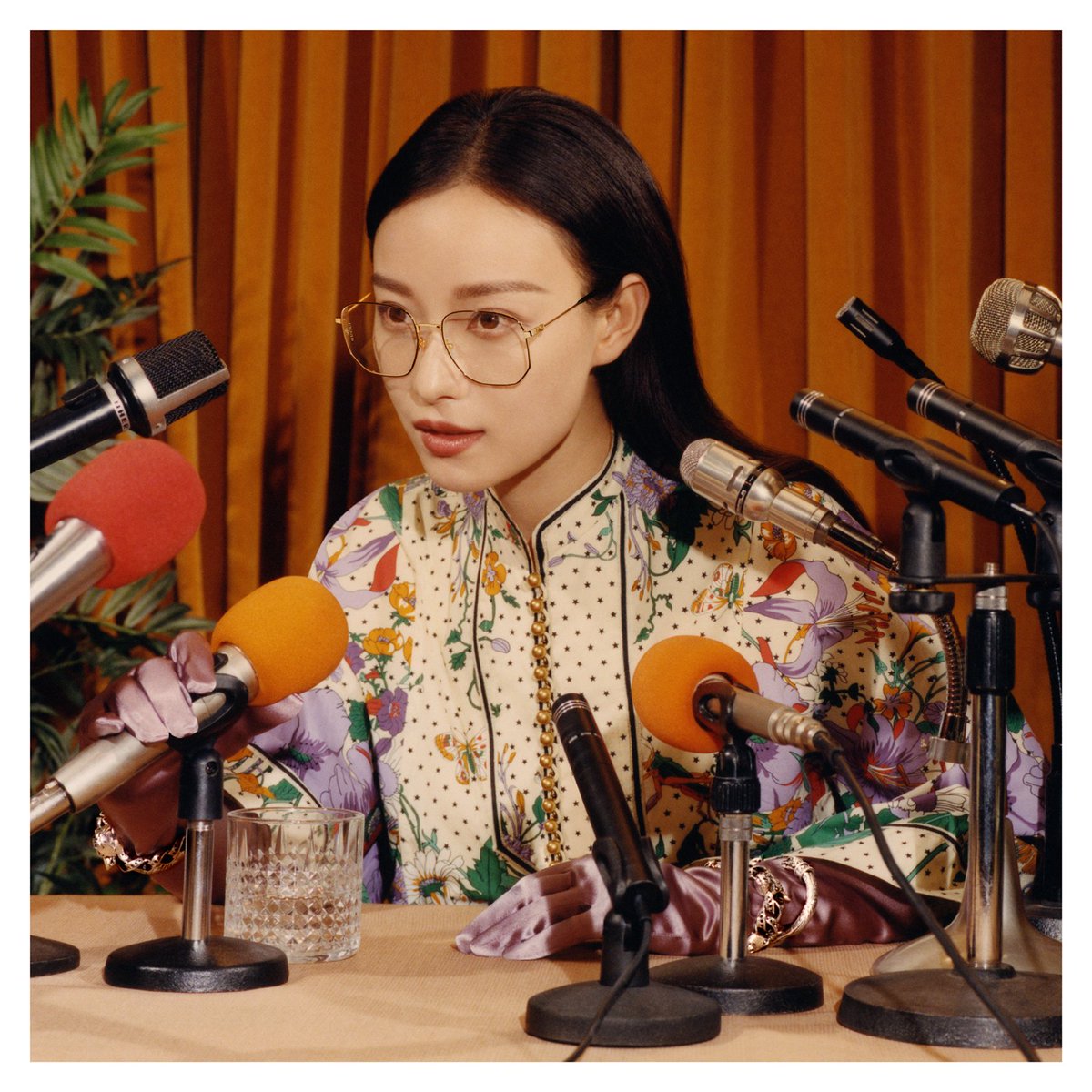 gucci ar Twitter: "Unveiling the new #GucciEyewear campaign featuring Ni Ni  shot by #ColinDodgson. Inspired by a press conference in Hollywood in the  70s and 80s, the famed actress wears a pair