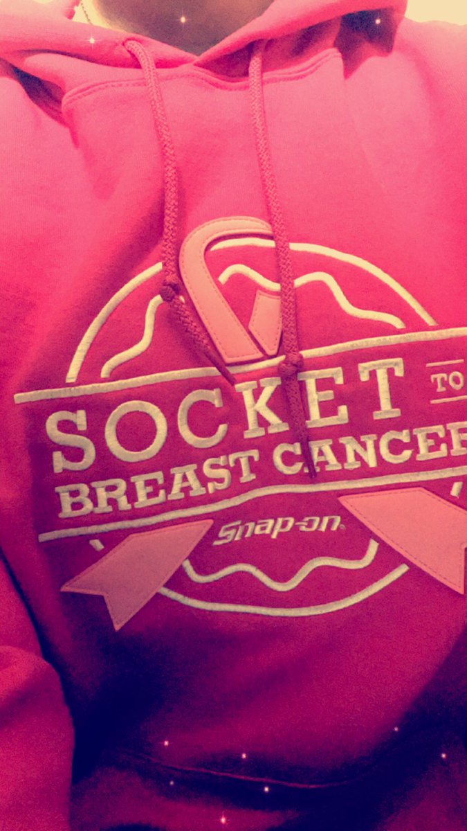 shelb2911's tweet photo. Thank you so much to my dad for this hoodie ! Itβs so special to me and heβs the bestΒ ever ππ Mom would have loved it ! π #SnapOn #FightLikeAGirl #IWearPinkForMyMom #BreastCancerAwarenessMonth #SocketToBreastCancer β£οΈππ https://t.co/unxKtky8DF