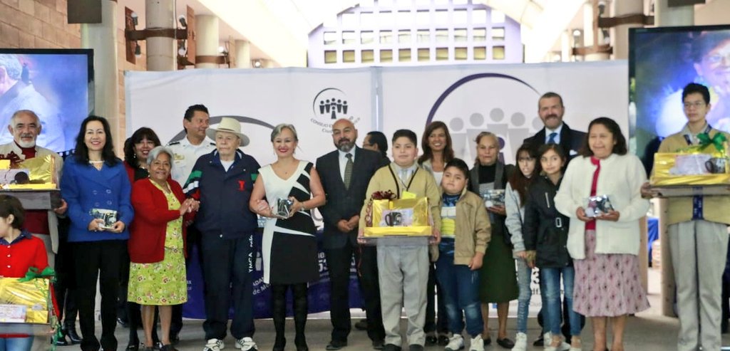 elconsejomx's tweet photo. Se realizó la premiación de las y los ganadores del 3er concurso de video “Una Vejez Positiva, Contribuye a Una Mejor Sociedad” en el Jardín del Adulto Mayor de @ChapultepecCDMX ¡Muchas Felicidades! https://t.co/Dfn8KPFWjQ
