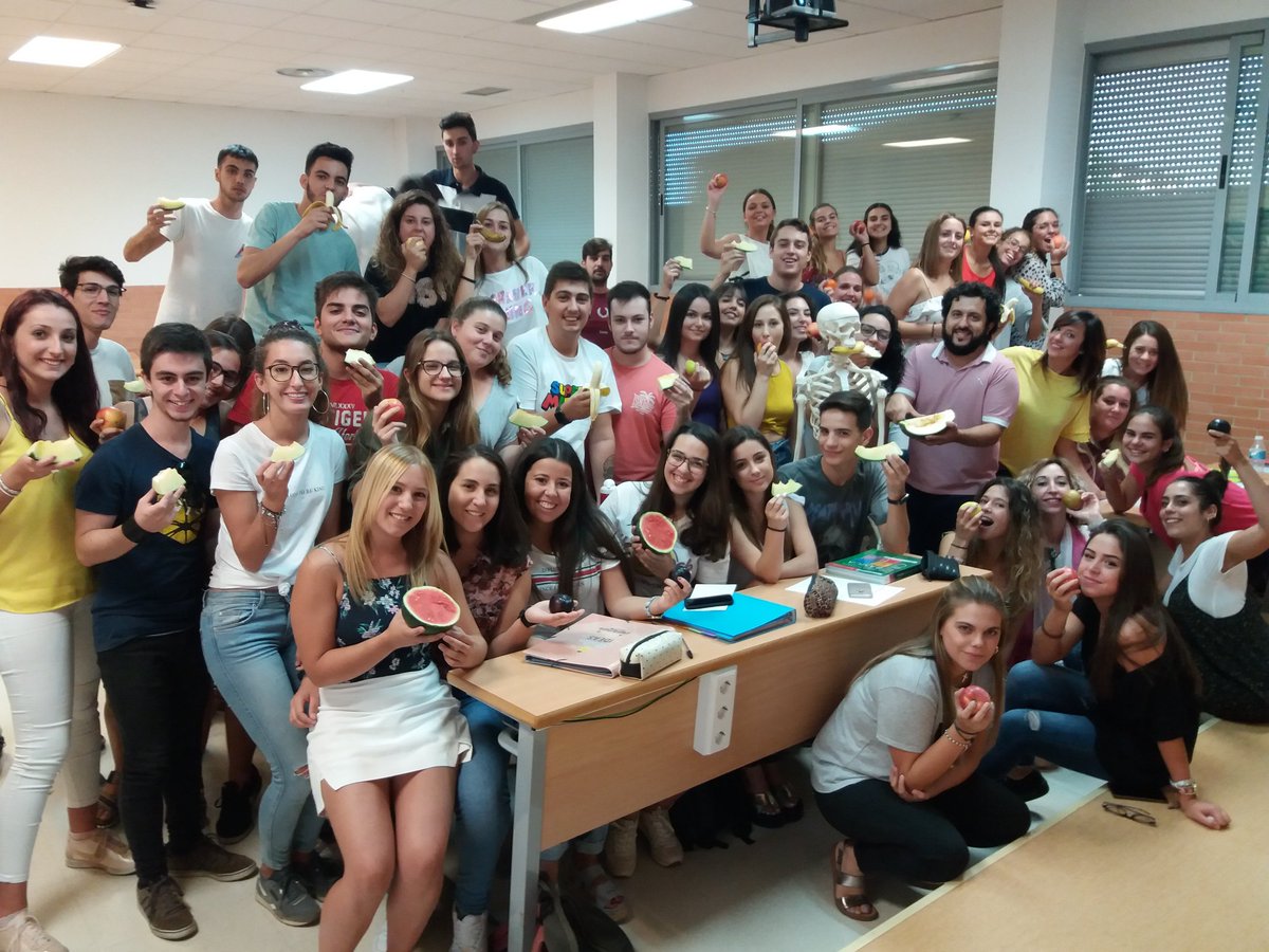 Los alumnos de 1° enfermeria junto con el profesor <a href="/jonofresal/">Julián Onofre</a> del CUM <a href="/infouex/">UEx</a> participan en el #IIRetoFrutaREUS tras una clase entretenida de #anatomía #vidasana <a href="/unisaludables/">Universidades Saludables</a> Acompañados del amigo #claudio que le encanta el potasio de los #plátanos