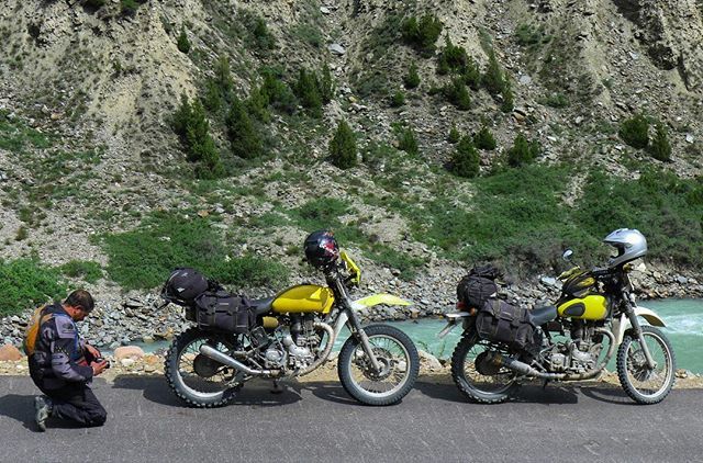 harshmanrai's tweet photo. Bumblebee and Buttercup #helmetstories #royalenfield #LB570 #builtnotbought #passionpassport 
Time for another tilt at the mountains... https://t.co/Diok1BOaDz