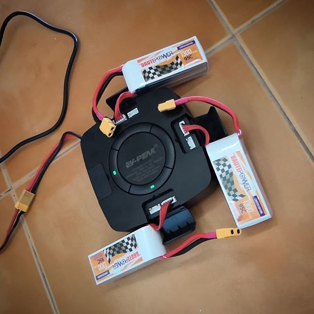vic_man_fpv's tweet photo. Poder bruto, brute power para dar cañita!!!! @brutepowerlipo estas lipos me dan justo lo que necesito,  apenas las pruebe unos días comentaré resultados pero prometen mucho mucho!! #fpv #drone #lipo #battery #charger #racinfpv #freestylefpv #brutepower https://t.co/AChtia1fX1 https://t.co/j8L4HWawMl