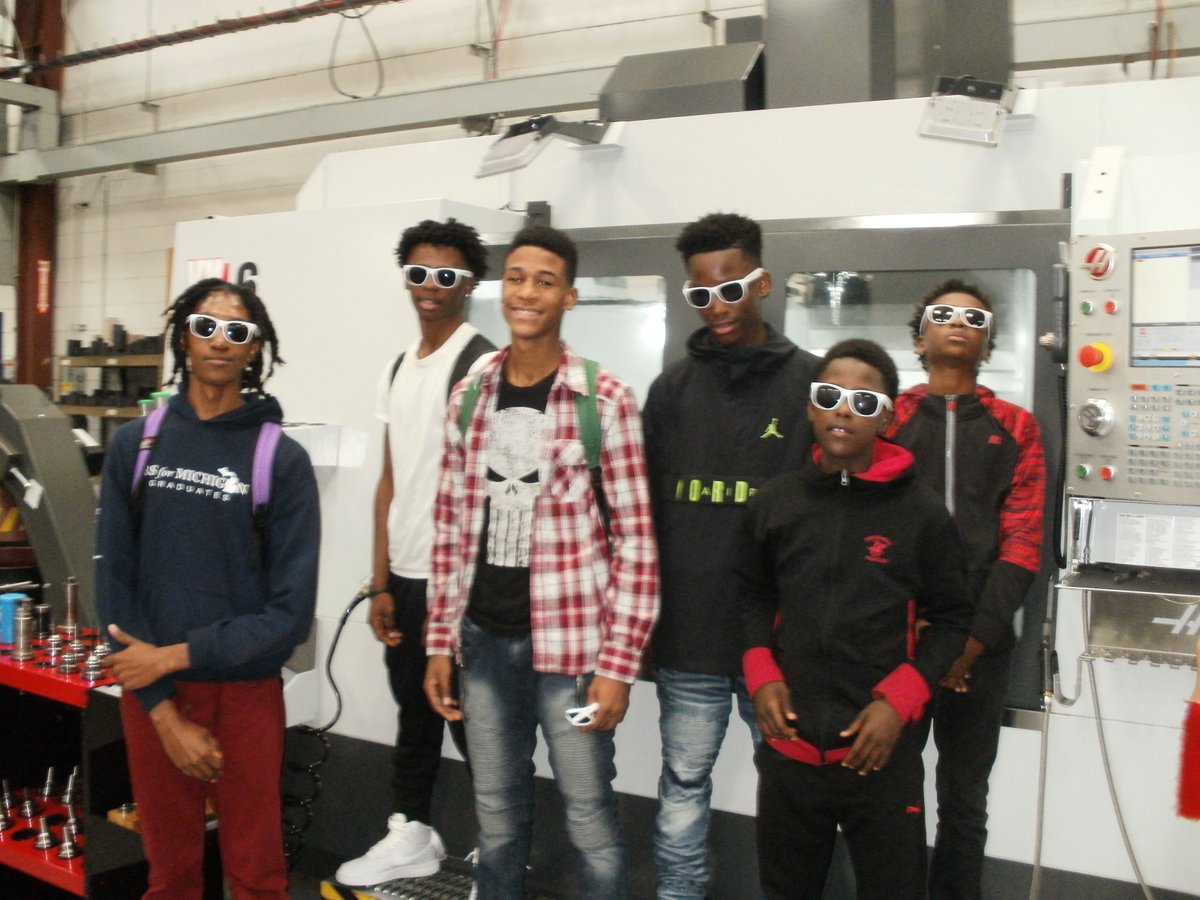KinexusGroup's tweet photo. Students from Benton Harbor High School looking pretty cool at Max3 today during their #MFGWeek2018 visit! #KinexusMFGWeek https://t.co/YpaykWfrwa