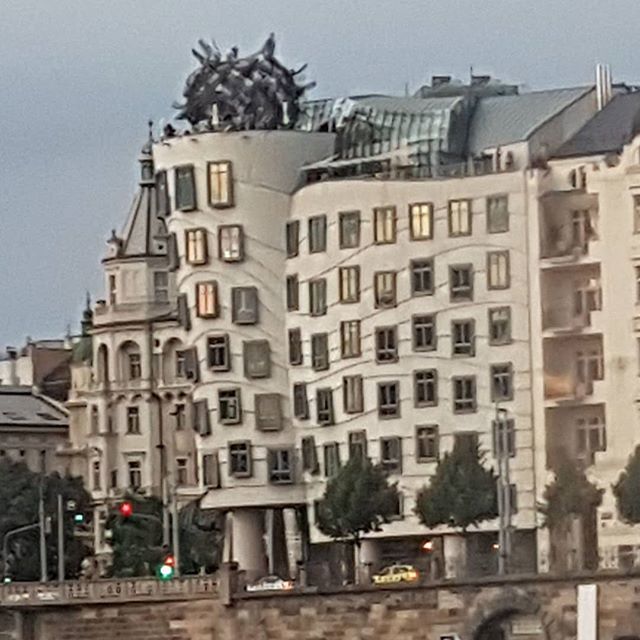 Thesenhill's tweet image. Dancing House...
#architecturechallenge #day2 @britsushi @jongericke