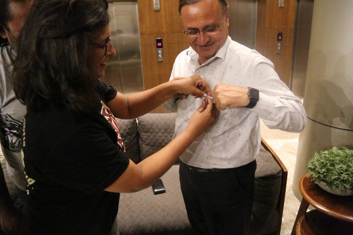 DrJagdishSurat's tweet image. “बेटी बचाओ, बेटी पढ़ाओ” ના સુત્ર સાથે “Girl Child Education” ના લાભાર્થે ભારતયાત્રાએ નીકળેલા @IndianMotorIND ના  યુવક યુવતીઓ સુરત મહેમાન બન્યા. તરવરતા અને કાંઈક કરવાની પ્રબળ ઈચ્છાશક્તિ ધરાવતા યુવા મિત્રોને મળીને એમના કાર્યો જાણીને ખૂબ આનંદ થયો. #WheelsOfChange #GQRide