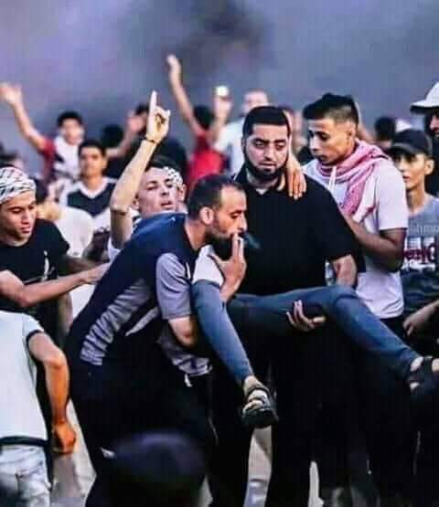 Tawfikovic1's tweet photo. في أصعب الظروف يرفض أن يفرط في آخر نفس من سيجارته فهل سيفرط في شبر من أرضه ! 
#غزة https://t.co/eNQUbJQ41y