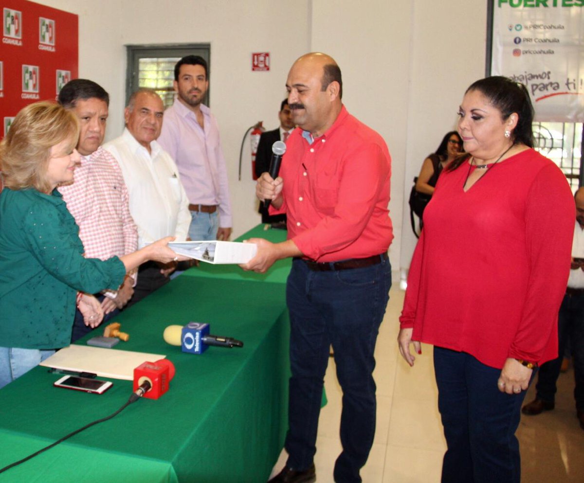 rigofuentes's tweet photo. Aspiro a ser el Presidente del CDE del @PRICoahuila, que concluya el periodo estatutario 2015-2019 y junto a @marthaloeraa quien me acompañaría como Secretaria General, presentamos ante la Comisión Estatal de Procesos Internos nuestra solicitud de registro. #VerdeBlancoRojoPRI https://t.co/ZCGN2m0HvJ