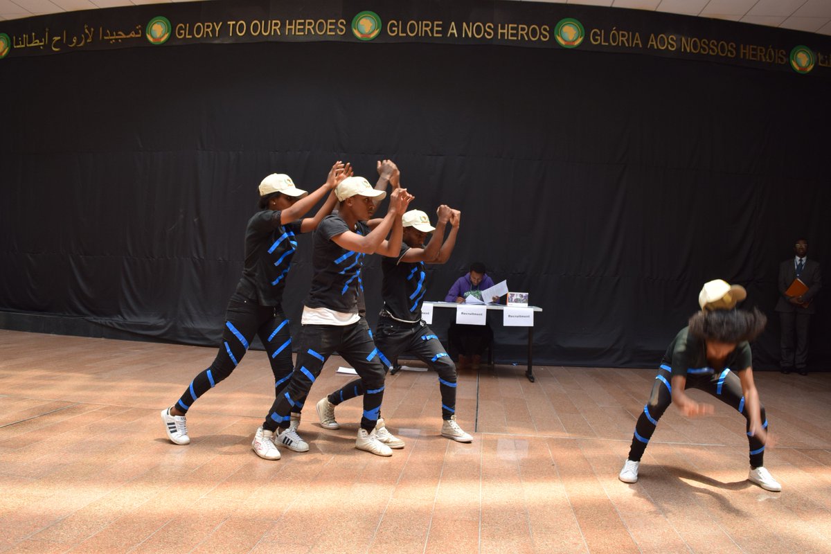 AUC_PAPS's tweet photo. The #HopeGroup of #AddisAbaba, a group of talented young people, graced the commemoration of #PeaceDay 2018 at the #AU Headquarters with an Art Performance titled: Connecting the dots: Youth, Corruption and Rights. #Youth4Peace https://t.co/57JjMc4uzB