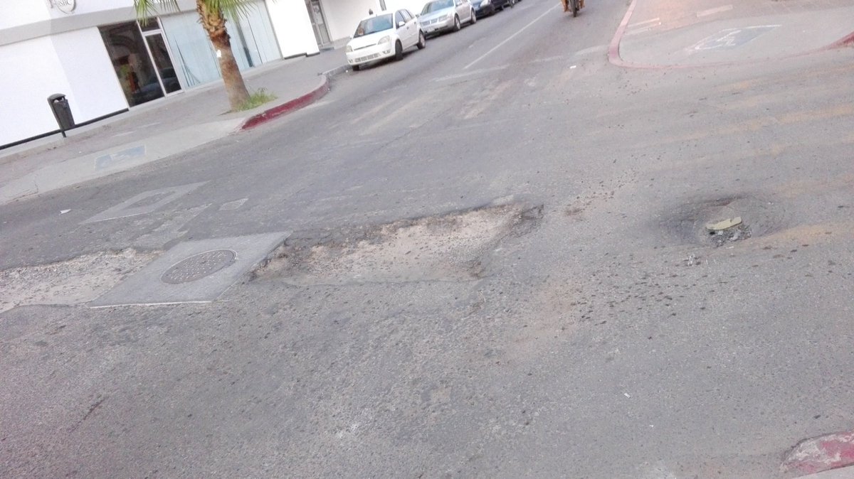 Quepasahmo's tweet photo. #TomadoDeRedes #Atención @HermosilloGob, nos reportan baches en colonia Centro en Aquiles Serdán y Garmendia, solicitan apoyo de @CIDUE_HMO, vía Daniel Cota @danielcs21 https://t.co/1xUJogcWmN