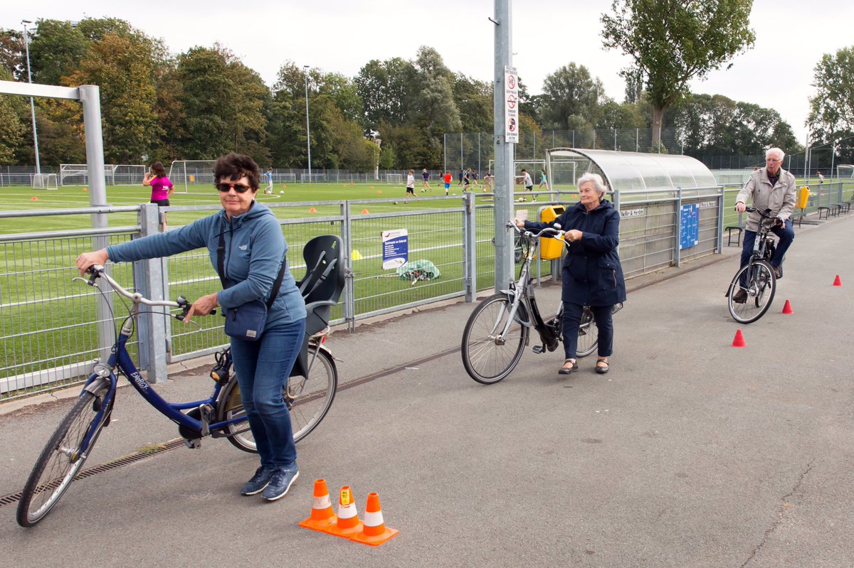 DenHaagFietst's tweet photo. Ook vandaag was er weer een e-bike (informatie)les voor ouderen. Mensen blijven steeds langer fietsen. Door te oefenen en de verkeersregels weer even op te frissen, kunnen ze veilig de weg op. #FietsWeek #DenHaagFietst https://t.co/cC3l6qb0LW