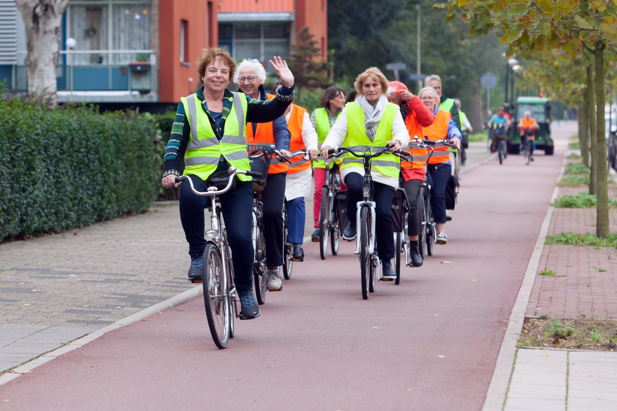 DenHaagFietst's tweet photo. Ook vandaag was er weer een e-bike (informatie)les voor ouderen. Mensen blijven steeds langer fietsen. Door te oefenen en de verkeersregels weer even op te frissen, kunnen ze veilig de weg op. #FietsWeek #DenHaagFietst https://t.co/cC3l6qb0LW