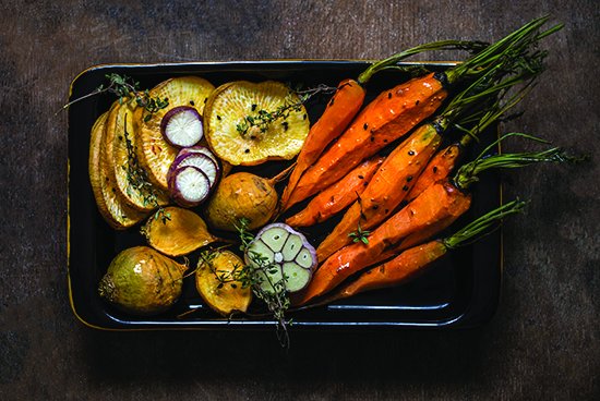 Fruits_Veggies's tweet photo. Let's talk about root veggies! #DYK that onions supply vitamins B6 and C and gut-nourishing #fiber? Check out @KathrynLongRDN's article on how she prepares these flavorful and nutritious veggies: https://t.co/NX7ZGK2dN5 https://t.co/u58eLpO29k