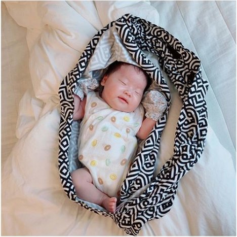 Hotslings's tweet photo. A baby fills a place in your heart you never knew was empty. 💗✨ Photo by @naring____ #sweetdreams #babycarrier #babywearing #babysling #hotsling #momstyle #babystyle #motherhood https://t.co/9weW1m4bO7