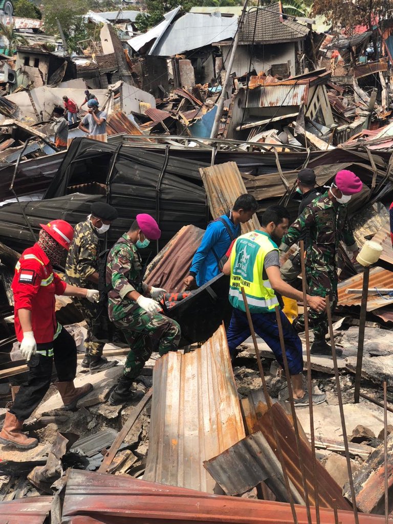 Side by side with search and rescue teams retrieving bodies in the #IndonesiaEarthQuake #TsunamiDay2018 

<a href="/Alimdaad/">Al-Imdaad Foundation</a>