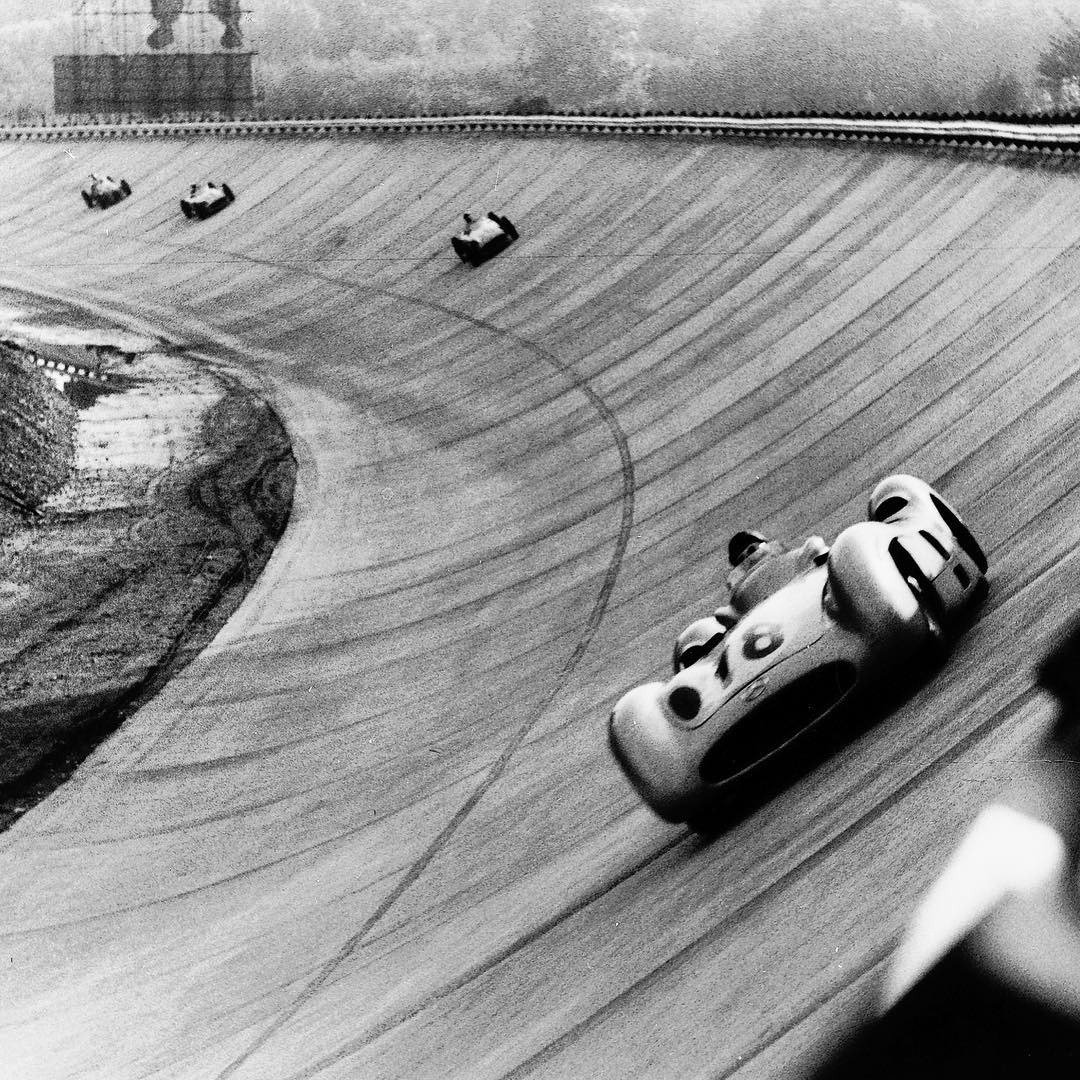 Recordar es vivir

¿Reconoces esta famosa curva? 

#TBT #mbclassic #mbcar #mbenz #classicbenz #MercedesBenzColombia #classiccar #retro #oldschool #classiccars #vintagecars #retrocar #Monza #F1