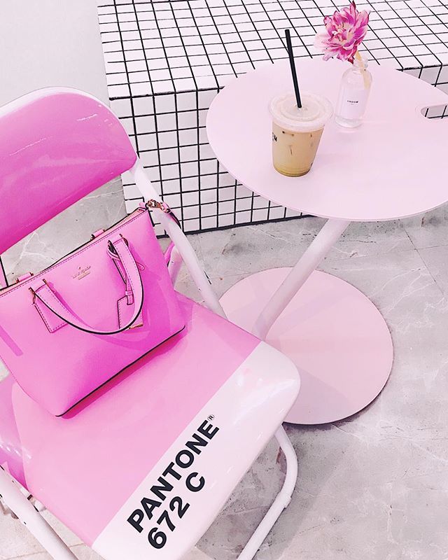 Ultimate accessory shot: when your bag matches your cafe💕🍵
.
.
.
.
.
#willtravelforpink #pantone #katespadenewyork #pinkinmyfeed #nycrestaurants #thursdayvibes #matchalatte #pinkflashesofdelight #discoverunder10k #prettycitynewyork #prettylittletrips… ift.tt/2O5rAxK