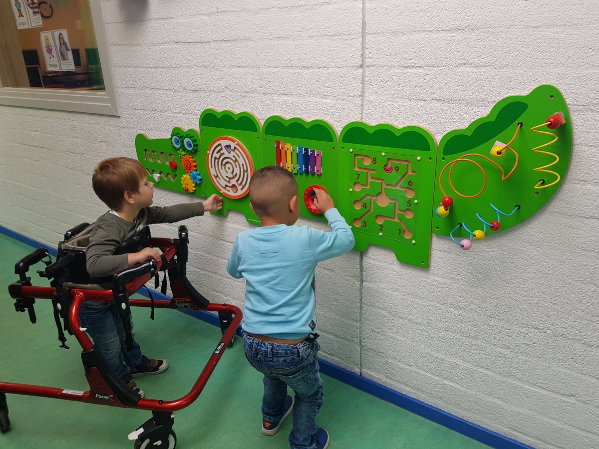 Wij horen bij elkaar!! Zo trots!!
'Vandaag oefen ik....voor de 1e loop keer loop ik door de gang van basisschool de Kroevendonk. 
Best moeilijk, maar oh zo leuk als er een vriendje meegaat om mij te helpen en aan te moedigen.
Niets gaat vanzelf,  maar samen zijn we sterk'.