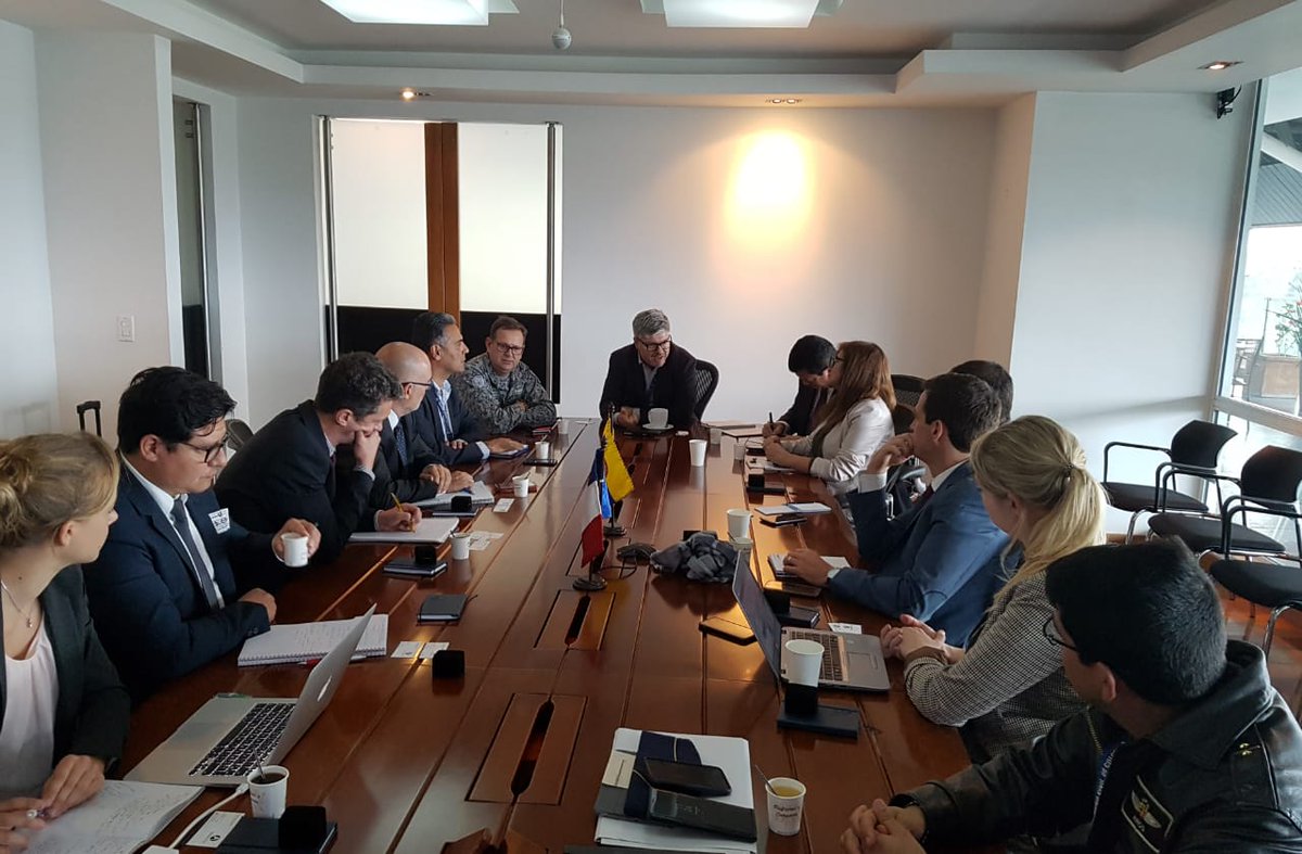 AerocivilCol's tweet photo. #AEstaHora el Director General de la @AerocivilCol, Juan Carlos Salazar Gómez, se reúne con la Asociación Francesa de Empresas de Equipamientos Aeroportuarios, #PROAVIA, para explorar apoyo y cooperación de las necesidades del sector en estas áreas. #ElFuturoEsDeTodos https://t.co/tYW4Eadrul