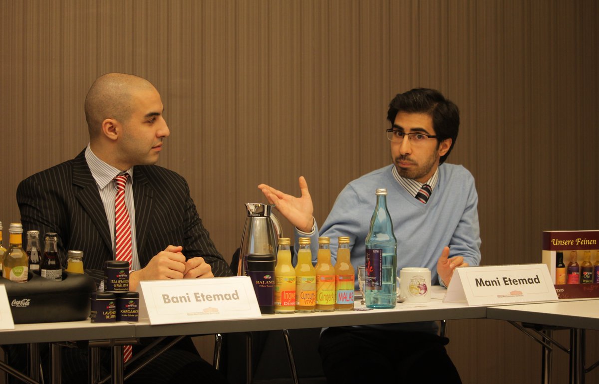 Mit Bani und Mani Etemad haben wir zwei Gründer aus dem Nahrungsmittel-Sektor vor Ort. Die Gründer der HeraVita GmbH Dortmund vertreiben Gewürze, Säfte und Öle online und in einem Laden im Kreuzviertel. In der Entwicklung ist auch ein innovatives Erfrischungsgetränk. #dieinitiale