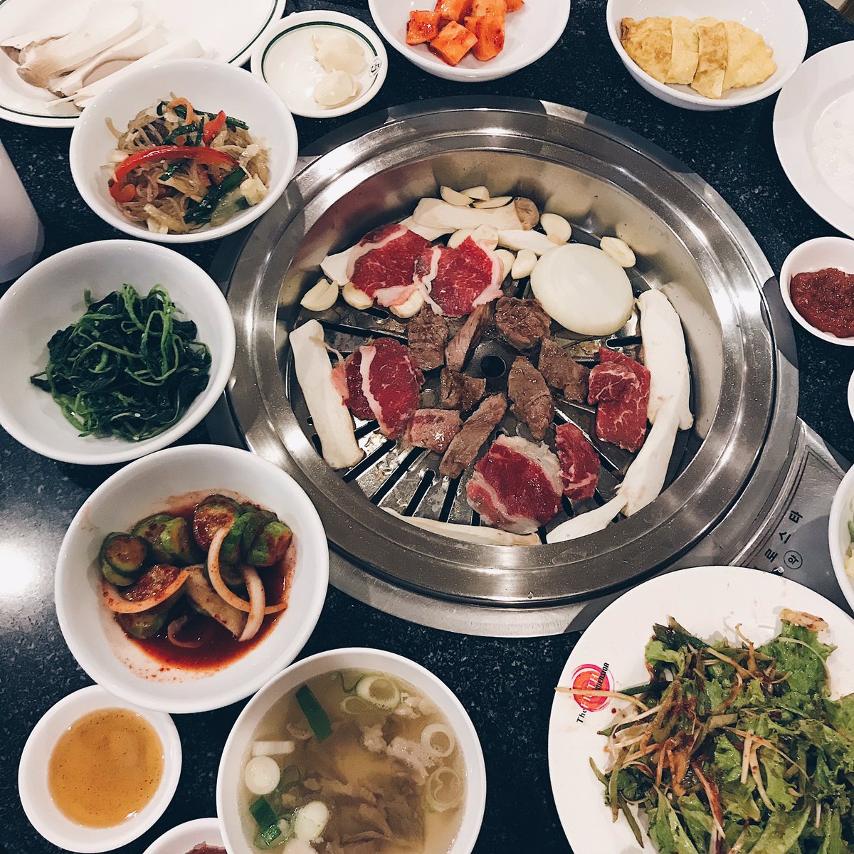 bingho_'s tweet photo. ดีจริง เนื้อย่างเกาหลี ‘YOUCHUN’ ใกล้ BTS นานา อยู่ข้างๆ เยื้องไปข้างหลังโรมแรมเกรซ ทางเข้าร้านจะมีบันไดเล็กๆ และชื่อร้านข้างบน เนื้ออร่อย เครื่องเคียงดีงาม พนง.เซอร์วิชดีมาก พอเตาเริ่มดำจะเปลี่ยนทันที ชอบตรงใส่ใจลูกค้า เราไม่กินหอมยำผักจานต่อไปเสิร์ฟแบบไม่มีหอมทันที #อร่อยไปแดก https://t.co/47C8Pi6J3n