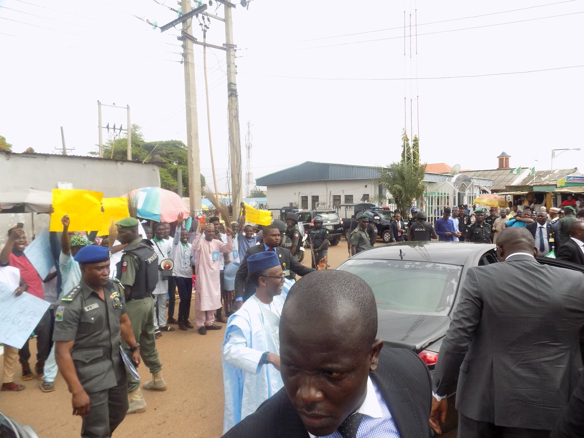 InvestKaduna's tweet photo. After visiting the @KadHub VP @ProfOsinbajo &amp; @GovKaduna @elrufai visit Shek Abubakar Gumi Center Market #Kaduna

( National MSME Clinic - Kaduna Edition )
#MSMEClinicsNG
#kadunaAtWork
 #InvestInNigeria https://t.co/WVDeHPrWDZ