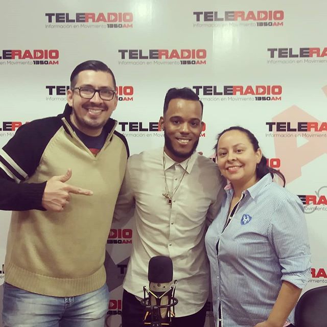HildaCuadroG's tweet photo. Hoy nos visito @luisroque01 cantante Dominicano, que reside en Miami, nos compartió su tema #YoMeEnamore una producción cargada de ritmo y energía 🎶🎤
Nos recomendó visitar la #Playa Cabarete en República Dominicana.
#GPEXITO en @Teleradio_1350am junto a @alexandramerag y @… https://t.co/mizDJu4o6b