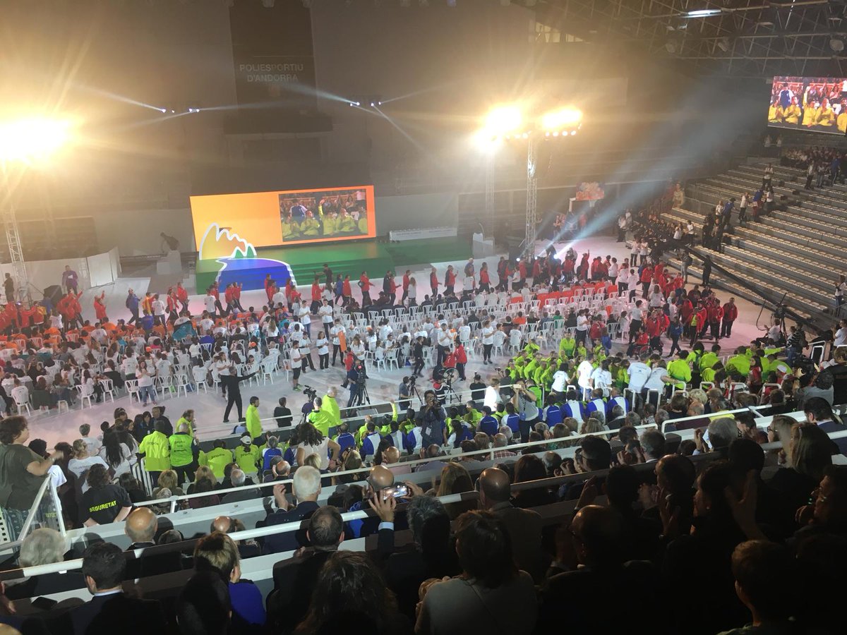 TEBcooperativa's tweet photo. Els 117 esportistes i 24 voluntaris de TEB vibren amb la cerimònia d'inauguració dels #JocsSpecial18 juntament amb centenars d'esportistes vinguts d'arreu del món. #MillorQuiHoIntenta https://t.co/e6ORMeUaDE