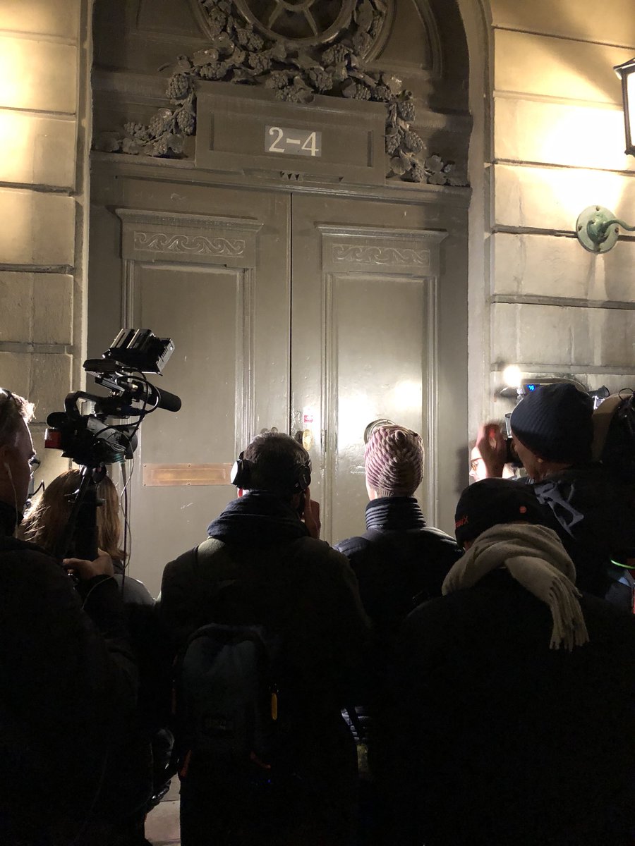 JoelArvidsson's tweet photo. En kör mässar sagolikt från Storkyrkan. En reporter ropar ”jag ser att det rör sig genom nyckelhålet!!” Ännu ett falskt alarm https://t.co/gY3AUkSrPw