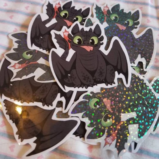 nikkidrawscats's tweet photo. Toothless stickers!! 
#toothless #httyd #howtotrainyourdragon https://t.co/q8lXo1eMB9