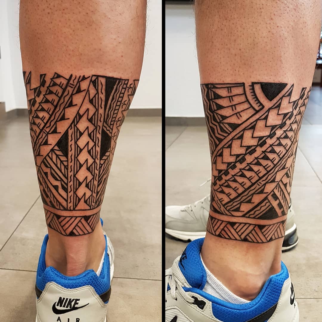 Polynesian with leg tattoos Stock Photo - Alamy