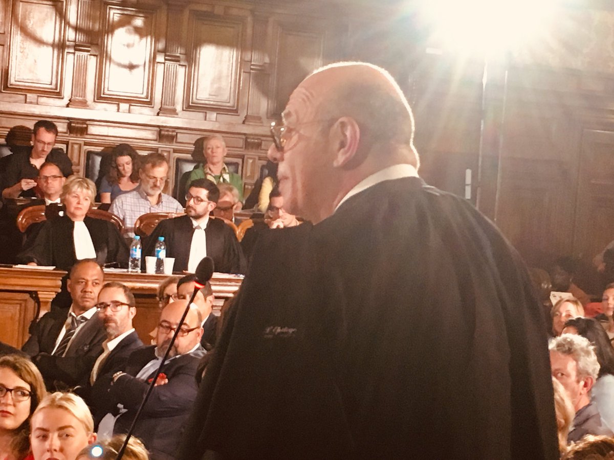 VirginieVivier1's tweet image. [#procesIA] L’usager de la voiture autonome n’a plus besoin de permis ni de formation. Les usagers sont à la merci de l’algorithme, qui doit garantir la sécurité maximale! #NuitDuDroit2018 #mbadmb