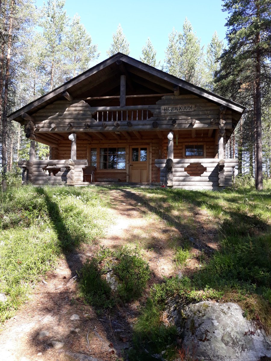 ArolanE's tweet photo. Meidän mökki, hevonkuusi. Siellä on tilaa 4-6 henkilölle. On sisä ja ulkosauna ja grillikota. Mökki on joen varressa. https://t.co/9Umf94NcYt