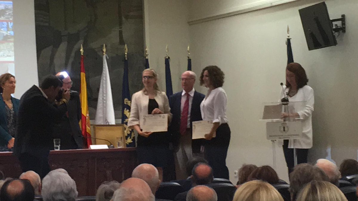 a_rolalla's tweet photo. Ole, ole!! @mgarojas y @cavilesp recogiendo el premio nacional al mejor proyecto #emprendimiento del @ingdemontes enhorabuena! #udoe https://t.co/nYPOuEwcLh