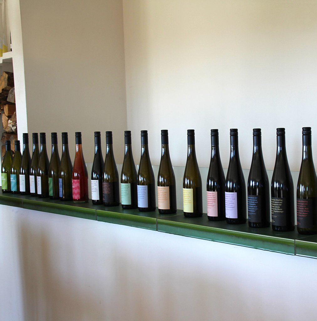 evinumweb's tweet photo. #EvaVollmer #Wines in a row, each label has a little wine story written by the winemaker herself. You don't need any further explanations, just your own taste.
#Ad #rheinhessen #ebersheim #winelover #winelovers #evinum_community #wine_passion #greatwinecapitals https://t.co/Ih9B0fPrHX