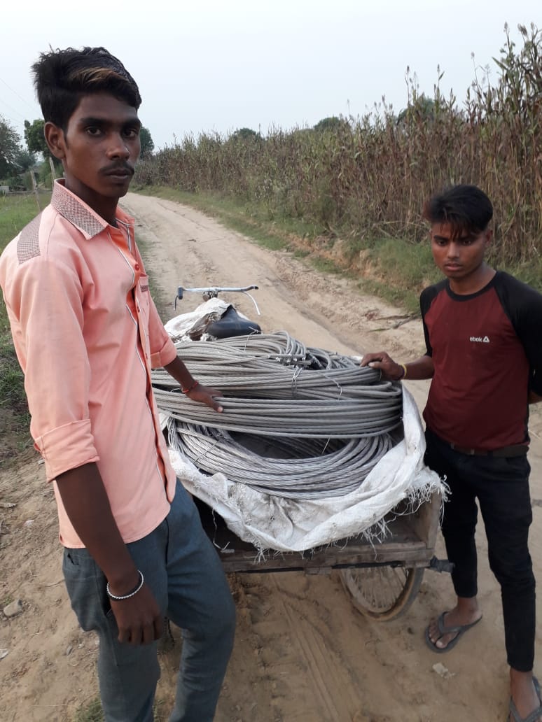 XoomCorps's tweet photo. ye hal h modi ji apki sarkar me ,kisano ke liye light ki wires ki kmi ho oe yha thekedar jo railway ke kheri kalan gaon faridabad me kam kr rhe h taro ko sale kr rhe h https://t.co/DnELBk5jE7
