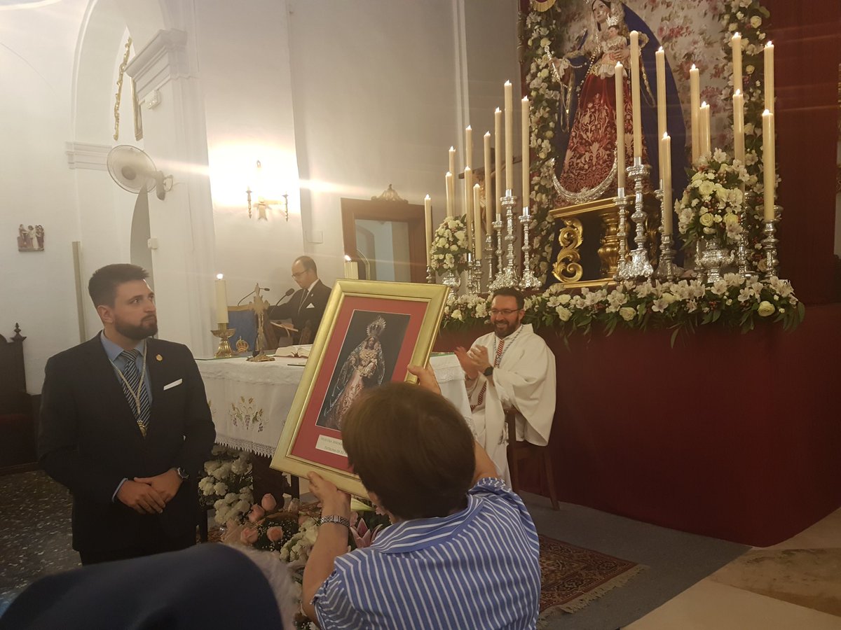 PatronaElPalo's tweet photo. Al término de la Eucaristía se han entregado reconocimientos al #ColegioLaMilagrosa, #PeñaMadridista, #AsociaciondeMayores y #APLEM #RosarioElPalo18 https://t.co/GpjUPx87hb