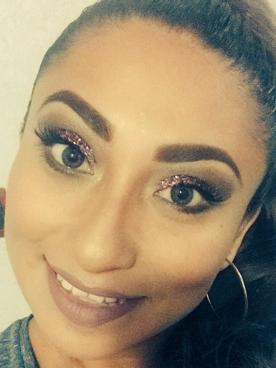 AlbarranAnabel's tweet photo. El maquillaje no es una máscara para ocultarse, si no una herramienta para resaltar tus atributos naturales #Vivelavidadetussueños #transformate #makeuptime https://t.co/8qSxl0ZldG